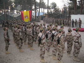 El contingente español destacado en Qala-e-Naw (Afganistán) rindió un sentido homenaje a los que dieron su vida por España cuando se cumplen seis meses del fatal accidente que costó la vida a 17 militares al sur de la localidad de Herat.