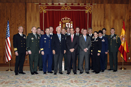 El Ministro de Defensa, José Bono, con los componentes del Curso 'Capstone' de las Fuerzas Armadas de los Estados Unidos