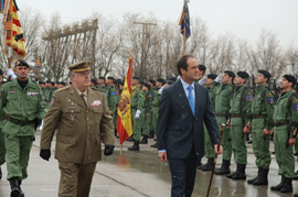 José Bono, ministro de Defensa, y el jefe del Estado Mayor del Ejército pasan revista a las tropas de la Brigada Paracaidista