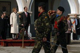 La vicepresidenta primera del Gobierno y el ministro de Defensa presencian el desfile de la Fuerza con motivo de su visita a la Brigada 'Guadarrama' XII.