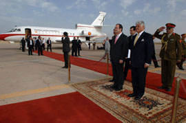 Jose Bono, ministro de Defensa con el General Mahmoud All Zway, responsable de relaciones exteriores a su llegada al aeropuerto de Metiqa en Tripoli Libia