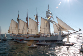 El buque escuela Juan Sebastián Elcano navegando en la bahía de Cádiz