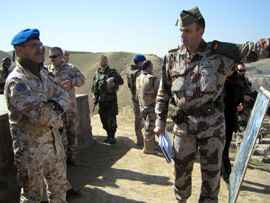 El general de Brigada italiano, Enrico Danilo, jefe del Centro Coordinador Regional del Área Oeste(RAC), es informado de la situación en la zona