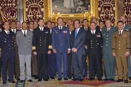 S.M. El Rey junto al ministro de Defensa en audiencia de los integrantes del VI curso de estudios estratégicos Iberoamericanos