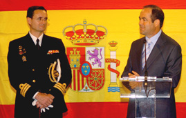 El ministro de Defensa,José Bono, entrega el mando de la fragata F-104 Méndez Núñez, al capitán de fragata Aniceto Rosique Nieto