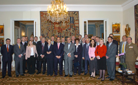 José Bono, ministro de Defensa, junto a los embajadores de la Unión Europea