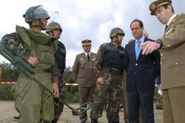 El ministro de Defensa; José Bono, durante la visita a la Academia de Ingenieros y al Centro Internacional de Desminado situados en Hoyo de Manzanares