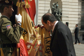 José Bono, ministro de Defensa, besa La Bandera en el acto de despedida en el Cuartel General de Tierra.