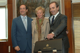 La vicepresidenta del Gobierno, Maria Teresa Fernández de la Vega y los ministros de Defensa, José Antonio Alonso y José Bono, en el intercambio de Cartera