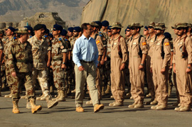 El ministro de Defensa, José Antonio Alonso, pasa revista a las tropas que le rinden honores a su llegada a la Base de Herat en Afganistán