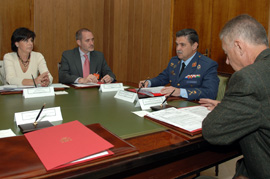 El presidente de la comisión, General de Brigada EA Javier Muñoz, el vicepresidente Antoni Bruel, en la reunión celebrada en el Ministerio de Defensa