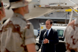 El ministro de Defensa, José Antonio Alonso, despide a las tropas que parten hacia Afganistán en el aeropuerto de Madrid Barajas