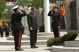 El ministro de Defensa, José Antonio Alonso, impuso una corona como homenaje que se ofrece a los soldados y marineros que perdieron la vida durante el servicio militar