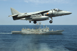 Un avión Harrier de la Armada  en vuelo junto a la Fragata Santa María en aguas de Cádiz durante la demostración aeronaval en el portaaviones Principe de Asturias