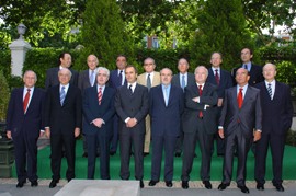 El ministro de Defensa, José Antonio Alonso, con los integrantes del Patronato del Real Instituto Elcano, antes de la reunión que hoy han celebrado en Madrid
