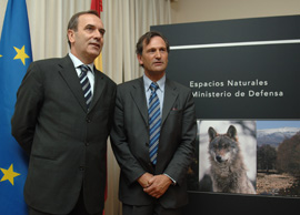 El ministro de Defensa, José Antonio Alonso, y el presidente del consejo superior de investigaciones científicas, Carlos Mártinez, junto a la portada del libro 