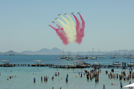 La Patrulla Águila durante su exhibicion en el Festival aéreo de Murcia
