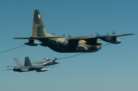 Durante el vuelo a Zaragoza, el ministro de Defensa, José Antonio Alonso, pudo observar la operación de reabastecimiento en vuelo,en la que participaron un TK-10(Hercules) y dos C-15 (F-18)