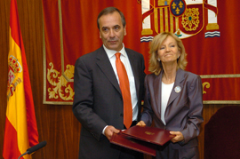 Firma de protocolo por parte de los titulares de ambos Departamentos, José Antonio Alonso y Elena Salgado