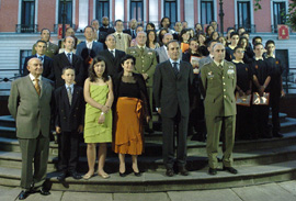 El ministro de Defensa, José Antonio Alonso y el Jefe del Estado Mayor del Ejército de Tierra, General Carlos Villar, con todos los premiados en esta edición de los Premios Ejército