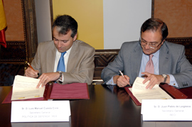 El Secretario General de Política de Defensa, Luís Manuel Cuesta Civís, y el Secretario General de la Agencia Española de Cooperación Internacional, Juan Pablo de Laiglesia y González de Peredo, firman el Plan Operativo Anual 2007