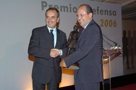 El ministro de Defensa, José Antonio Alonso, entrega el premio extraordinario de Defensa al presidente de la Cruz Roja Española, Juan Manuel Suarez del Toro