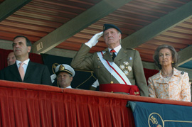 El ministro de Defensa,José Antonio Alonso, junto a SS. MM. los Reyes, presidiendo el acto de jura de Bandera en el Pardo (Madrid)