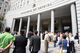 Minuto de silencio en el Ministerio de Defensa por las víctimas del accidente de metro en Valencia