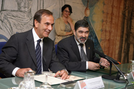 José Antonio Alonso, ministro de Defensa, y Angel Penas, rector de la Universidad de León, en la firma del Convenio