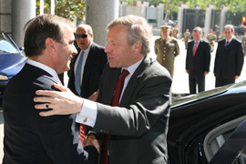 José Antonio Alonso, ministro de Defensa, saluada a Jaap de Hoop, secretario general de la OTAN en la sede del Ministerio