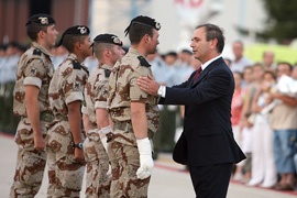 El ministro de Defensa, José Antonio Alonso, saluda a los heridos el pasado sábado en Afganistán a su llegada a la Base Aérea de Torrejón