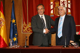 José Antonio Alonso, ministro de Defensa y José María Barreda, presidente de Castilla la Mancha, tras la firma del convenio en la sede del Ministerio