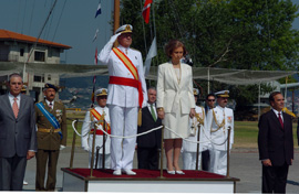 Los Reyes reciben honores a su llegada al a Escuela Naval Militar, le acompañan el presidente de la Junta Gallega y el ministro de Defensa, entre otras autoridades civiles y militares