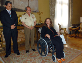 El director general de Política de Defensa, General de División Benito Raggio Cachinero, con la embajadora de Colombia en España, Noemí Sanin Posada, en el momento de la entrega de las sillas