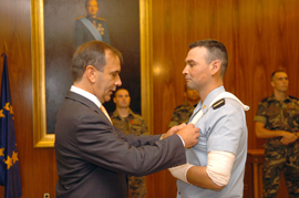 El ministro de Defensa, José Antonio Alonso, ha impuesto hoy la Medalla OTAN ISAF al cabo 1º José Antonio Murías Pillado, 'por los servicios realizados en operaciones de mantenimiento de la paz en Afganistán'