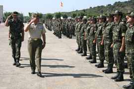 El general Fulgencio Coll pasa revista a la Unidad Militar de Emergencia en la base 'General Alvarez de Castro' de Sant Climent Sescebes (Girona).