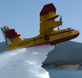 El 43 Grupo está dotado de hidroaviones Canadair CL-215T, diseñados especialmente para la extinción de incendios