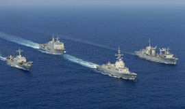 La agrupación naval hacia el Líbano. en el centro la fragata Juan de Borbón y el buque Galicia, a la izquierda el Pizarro y a la derecha el Patiño