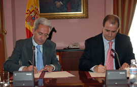 Francico Pardo, Secretario de Estado de Defensa, y Juan Carlos Aparicio, Alcalde de Burgos,  firman en el ministerio de Defensa el convenio  para la urbanización de terrenos militares en Burgos.