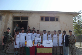 Paracaidistas españoles del Equipo de Reconstrucción Provincial (PRT) en la provincia de Badghis (Afganistán) han entregado hoy una serie de equipaciones deportivas de fútbol y voleibol, donadas por el Real Madrid.
