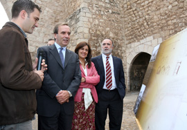 José Antonio Alonso, ministro de Defensa, y la alcaldesa de Teruel, Lucía Gómez, durante la presentación del proyecto de la restauración de la muralla de Teruel