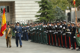 La Bandera  se incorpora a la formación en la compañia mixta que ride honores en el patio central del Ministerio de Defensa