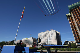 La patrulla acrobática Agulila de Ejército del Aire sobrevuela la Plaza de Colón en el Acto Homenaje a los que dieron su vida por España