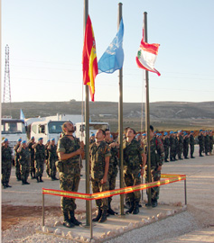 Izado de banderas en la plaza de armas de la base militar Miguel de Cervantes