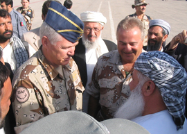 El coronel español Francisco Rincón, jefe de la Base Avanzada de Herat, con el ministro afgano de Energía, Ismael Khan
