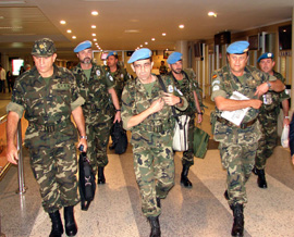 El general Garcia Sanchez a su llegada en el aeropuerto de Beirut