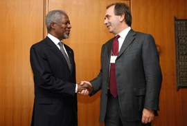 El ministro de Defensa, José Antonio Alonso, y el Secretario General de Naciones Unidas, Kofi Annan, en la sede de Naciones Unidas de Nueva York