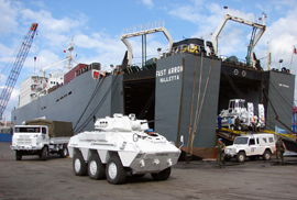 El buque mercante 'Fast Arrow' en el puerto de Beirut, tralada material, vehículos ligeros y pesados del Ejército de Tierra