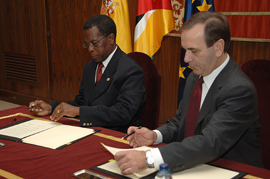 El ministro de Defensa, José Antonio Alonso, ha firmado hoy un Protocolo de Cooperación con su homólogo de Mozambique, Tobías Joaquín Dai