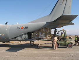 Un avión del Ejército del Aire transporta desde Madrid a Herat (Afganistán) 10 toneladas de ayuda humanitaria enviadas por la Agencia Española de Cooperación Internacional (AECI) para paliar los daños de las últimas lluvias torrenciales